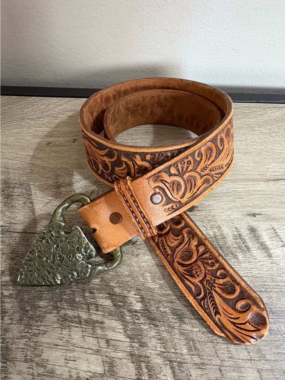 VINTAGE 70s Tooled CARAMEL Leather MILLERS Solid Brass ARROWHEAD Western BELT 32